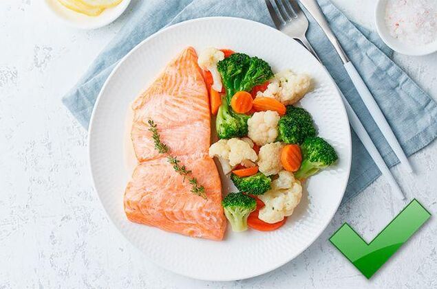 Bei Gastritis können Sie mageren Fisch mit gekochtem Gemüse essen. 